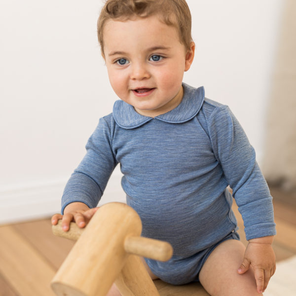 Ullbody krage_mellomblå gutt